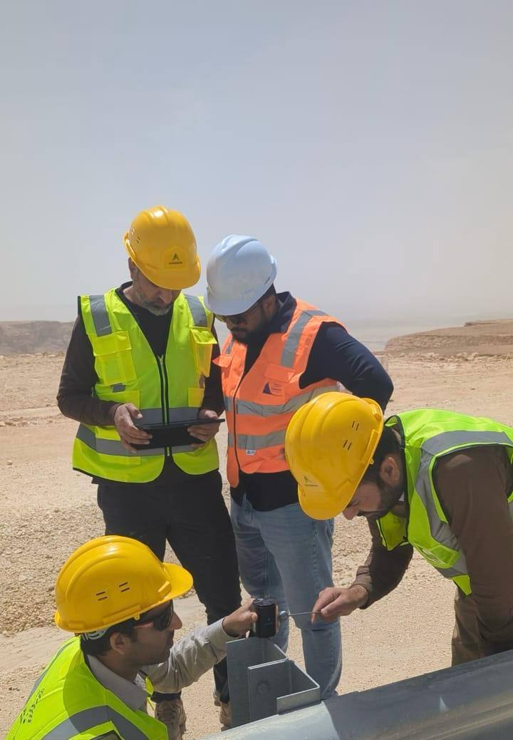 شاشة جمع البيانات الميدانية تُظهر شكل موجة السرعة-الزمن لموقع الفحص 1، مع ثلاث قنوات أعمدة متراكبة