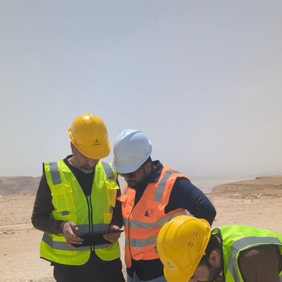 مهندسون ميدانيون يحددون نقاط التحكم الأرضية بـ GPS في موقع مرجعي صحراوي قرب الرياض