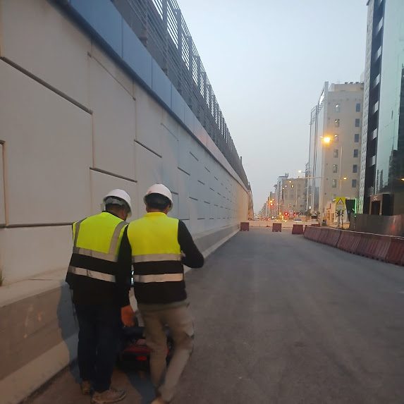 مهندسو جي بي آر سيرفي يقومون باستطلاع ميداني على طول الجدار الاستنادي المجاور لمنشأ جسر مترو الرياض